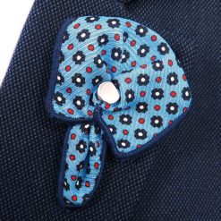 Błękitna wpinka do butonierki w granatowe kwiatki i czerwone kółka W30. Czerwone marynarki męskie Modini Moda Męska, m, w kwiaty, casualowe. Za 23,49 zł.