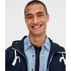 Kurtka z popeliny z kapturem. Zielone kurtki męskie marki Pull&Bear, m, z kapturem. Za 62,90 zł.