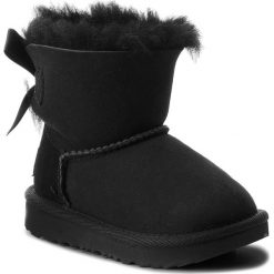 Buty UGG - T Mini Bailey Bow II 1017397T T/Blk. Czarne śniegowce dziewczęce Ugg. W wyprzedaży za 399,00 zł.