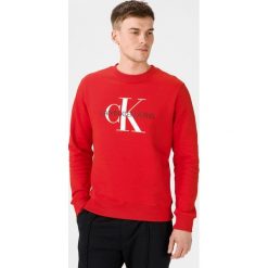 Calvin Klein Monogram Bluza Czerwony. Czerwone bluzy męskie Calvin Klein, xl, z nadrukiem, z bawełny, bez kołnierzyka, bez rękawów, bez kaptura. Za 445,95 zł.