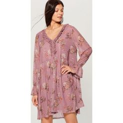 Sukienka oversize z żabotem - Różowy. Różowe sukienki damskie Mohito, s, bez wzorów, bez kołnierzyka, bez rękawów, oversize. Za 129,99 zł.