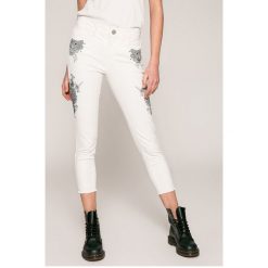 Desigual - Jeansy Evens. Szare jeansy damskie rurki marki Desigual, z haftami, z bawełny. W wyprzedaży za 259,90 zł.