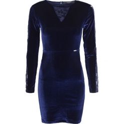 Guess Sukienka "Velvet Dress". Sukienki damskie Guess, z aplikacjami, z tkaniny, z okrągłym kołnierzem, z długim rękawem, długie, dopasowane. Za 259,00 zł.