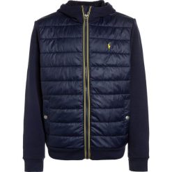 Polo Ralph Lauren HYBRID OUTERWEAR Kurtka przejściowa newport navy. Niebieskie kurtki męskie marki Polo Ralph Lauren, z materiału. Za 509,00 zł.