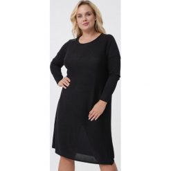 Czarna Sukienka Cali. Czarne sukienki damskie Born2be, xl, z dzianiny, eleganckie, z okrągłym kołnierzem, długie. Za 99,99 zł.