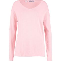 Luźniejszy sweter bonprix pastelowy jasnoróżowy. Różowe swetry damskie bonprix, bez wzorów, bez rękawów, bez kaptura. Za 37,99 zł.