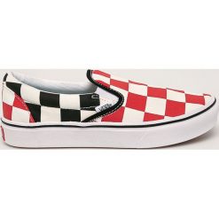 Vans - Tenisówki dziecięce. Czerwone trampki chłopięce Vans, bez wzorów, z gumy, z okrągłym noskiem, bez zapięcia. W wyprzedaży za 199,90 zł.