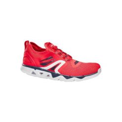 Buty męskie do szybkiego marszu PW 500 Fresh w kolorze czerwonym. Czerwone buty sportowe męskie NEWFEEL, z poliesteru, bez zapięcia, trekkingowe. Za 119,99 zł.