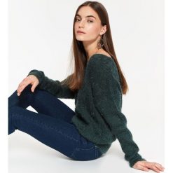 Błyszczący sweter. Zielone swetry damskie Top Secret, bez wzorów, z dzianiny, bez rękawów, bez kaptura. W wyprzedaży za 64,99 zł.