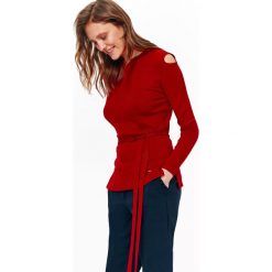 SWETER DŁUGI RĘKAW DAMSKI Z GUZIKIEM DOPASOWANY. Czerwone swetry rozpinane damskie marki Top Secret, na lato, z dzianiny. W wyprzedaży za 39,99 zł.