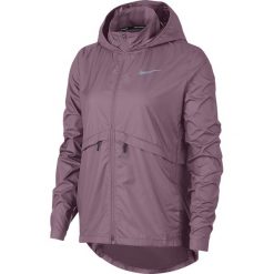 Kurtka Nike Essential Jacket W Pastelowo-Fioletowa. Fioletowe kamizelki damskie Nike, s, bez wzorów, bez kaptura, do biegania. Za 229,99 zł.
