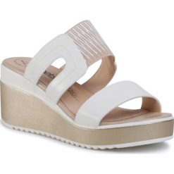 Klapki BETSY - 907046/01-04E White/Gold. Białe klapki damskie Betsy, bez wzorów, ze skóry ekologicznej, bez obcasa, na koturnie. W wyprzedaży za 139,00 zł.