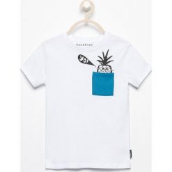 T-shirt z kieszonką - Biały. Białe t-shirty chłopięce marki Reserved. Za 9,99 zł.