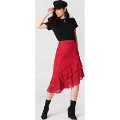 NA-KD Trend Koronkowa spódnica midi z falbaną - Red. Czerwone spódniczki damskie marki NA-KD Trend, na co dzień, w koronkowe wzory, z bawełny, midi, asymetryczne. W wyprzedaży za 60,88 zł.