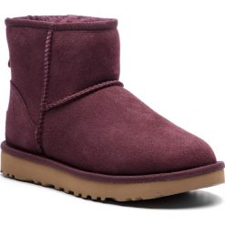 Buty UGG - W Classic Mini II 1016222 W/Port. Fioletowe kozaki damskie marki Ugg, ze skóry, na niskim obcasie, bez zapięcia. W wyprzedaży za 479,00 zł.