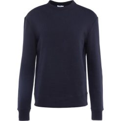 Filippa K Bluza navy. Niebieskie bluzy męskie marki Filippa K, m, bez wzorów, z bawełny, bez kołnierzyka, bez rękawów, bez kaptura. W wyprzedaży za 454,30 zł.