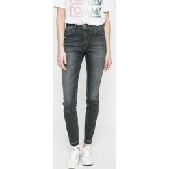 Tommy Jeans - Jeansy SANTANA. Czarne rurki damskie marki Tommy Jeans, z podwyższonym stanem. W wyprzedaży za 379,90 zł.