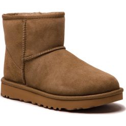 Buty UGG - W Classic Mini II 1016222 W/Alp. Brązowe buty zimowe damskie marki Ugg, ze skóry, na niskim obcasie. Za 709,00 zł.