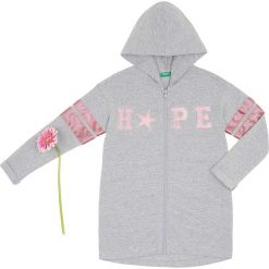 Bluza w kolorze szarym. Szare bluzy niemowlęce Benetton Kids, z nadrukiem, bez rękawów, bez kaptura. W wyprzedaży za 39,95 zł.