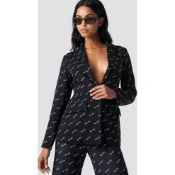 NA-KD Trend Marynarka NA-KD Logo - Black. Czarne marynarki damskie NA-KD Trend, z nadrukiem. Za 161,95 zł.