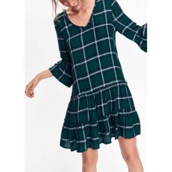 Sukienka damska gładka, z fakturą. Zielone sukienki damskie Top Secret, na co dzień, bez wzorów, z tkaniny, eleganckie, z falbankami, bez rękawów. W wyprzedaży za 59,99 zł.