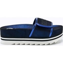 Guess Jeans - Klapki. Niebieskie klapki damskie marki Guess Jeans, z aplikacjami, z jeansu, bez obcasa, na platformie. W wyprzedaży za 269,90 zł.