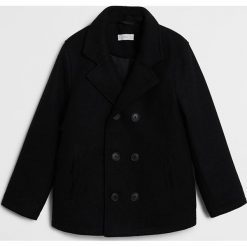 Mango Kids - Kurtka dziecięca Adam 128-164 cm. Czarne kurtki chłopięce Mango Kids, bez wzorów, z poliesteru, klasyczne, krótkie, bez kaptura. Za 199,99 zł.