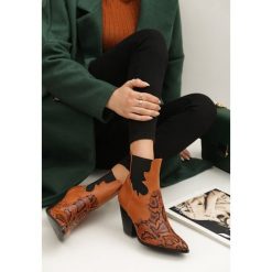 Camelowe Kowbojki Armory. Brązowe botki damskie Renee, ze szpiczastym noskiem, bez obcasa, na obcasie, bez zapięcia. Za 129,99 zł.