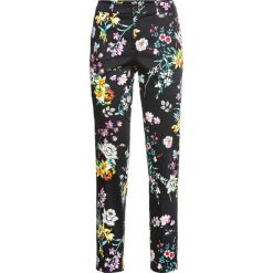 Spodnie ze stretchem 7/8, z nadrukiem bonprix czarny z nadrukiem. Czarne spodnie damskie bonprix. Za 109,99 zł.