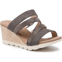 Klapki CAPRICE - 9-27202-22 Dk Grey Suede 206. Zielone klapki damskie Caprice, z aplikacjami, ze skóry, bez obcasa, na obcasie. W wyprzedaży za 169,00 zł.