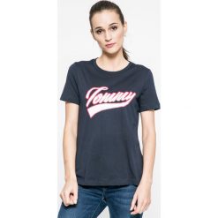 Tommy Hilfiger - Top. Szare topy damskie marki TOMMY HILFIGER, m, z nadrukiem, z bawełny, z okrągłym kołnierzem. W wyprzedaży za 139,90 zł.