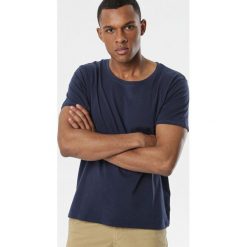 Granatowa Koszulka Doriaciane. Niebieskie koszulki męskie Born2be, xl, z nadrukiem, z dzianiny, sportowe, z okrągłym kołnierzem, z krótkim rękawem, krótkie. Za 29,99 zł.