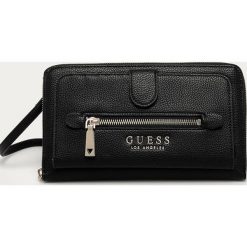 Guess Jeans - Torebka. Różowe listonoszki damskie Guess Jeans, w paski, z jeansu, na ramię, małe, z aplikacjami. W wyprzedaży za 299,90 zł.