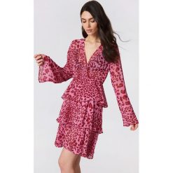 NA-KD Boho Sukienka z długim rękawem - Pink. Różowe sukienki boho NA-KD Boho, z falbankami, z długim rękawem. Za 202,95 zł.