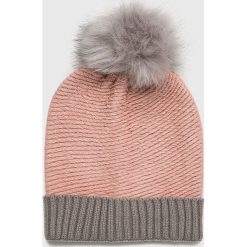 Vero Moda - Czapka Bera. Różowe czapki damskie marki Vero Moda, na zimę, bez wzorów, z dzianiny. W wyprzedaży za 24,90 zł.