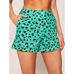 Szorty materiałowe LOVE MOSCHINO WO10283S 3411. Zielone szorty damskie Love Moschino, s, bez wzorów, z elastanu. W wyprzedaży za 659,00 zł.