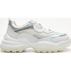 Sneakersy z holograficznymi panelami - Biały. Białe sneakersy damskie Cropp. Za 139,99 zł.