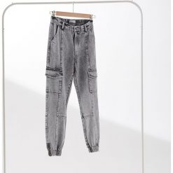 Denimowe spodnie typu jogger - Jasny szary. Szare spodnie damskie House, z jeansu. W wyprzedaży za 69,99 zł.