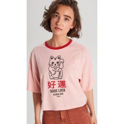 Koszulka oversize Good Luck - Różowy. Różowe koszulki damskie Cropp, s, bez wzorów, bez kołnierzyka. Za 49,99 zł.