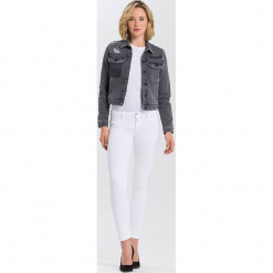 Dżinsy "Adriana" - Skinny fit - w kolorze białym. Białe rurki damskie marki Cross Jeans, z aplikacjami. W wyprzedaży za 113,95 zł.
