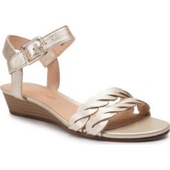 Sandały CLARKS - Mena Blossom 261392534 Champagne. Żółte klapki damskie Clarks, bez wzorów, ze skóry ekologicznej, bez obcasa. W wyprzedaży za 269,00 zł.