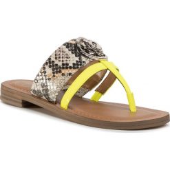 Klapki GUESS - Genera FL6GEA PEL21 NATYE. Pomarańczowe klapki damskie Guess, z aplikacjami, ze skóry ekologicznej, bez obcasa, na obcasie. W wyprzedaży za 279,00 zł.