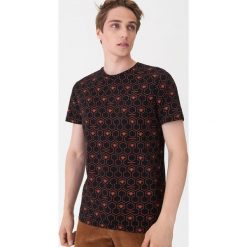 T-shirt z geometrycznym motywem - Czarny. Czarne t-shirty męskie House, s, bez wzorów, bez kołnierzyka. Za 49,99 zł.