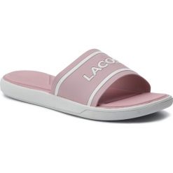 Klapki LACOSTE - L.30 Slide 219 1 Cfa 7-37CFA00212E5 Pnk/Off Wht. Różowe klapki damskie Lacoste, bez wzorów, z tworzywa sztucznego, bez obcasa. W wyprzedaży za 159,00 zł.