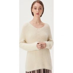 Puszysty sweter - Kremowy. Białe swetry damskie Sinsay, xs, bez wzorów, bez rękawów, bez kaptura. W wyprzedaży za 29,99 zł.