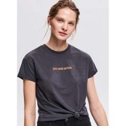 T-shirt z napisem - Szary. Szare t-shirty damskie Reserved, s, z napisami, bez kołnierzyka. Za 39,99 zł.