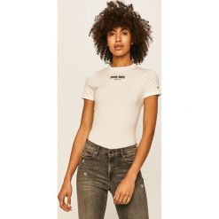 Tommy Jeans - T-shirt. Białe bluzki damskie Tommy Jeans, s, z aplikacjami, z elastanu, casualowe, z okrągłym kołnierzem, z krótkim rękawem. Za 159,90 zł.