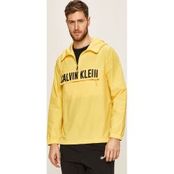 Calvin Klein Performance - Kurtka. Pomarańczowe płaszcze męskie Calvin Klein Performance, m, bez wzorów, z tkaniny, krótkie, z kapturem. W wyprzedaży za 319,90 zł.