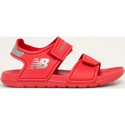New Balance - Sandały dziecięce Yospsdrd. Czerwone sandały chłopięce New Balance, z gumy, bez zapięcia. W wyprzedaży za 89,90 zł.