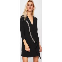 Pinko - Sukienka. Czarne sukienki damskie Pinko, na co dzień, z aplikacjami, z elastanu, casualowe, z włoskim kołnierzykiem, bez rękawów, mini, proste. W wyprzedaży za 799,90 zł.
